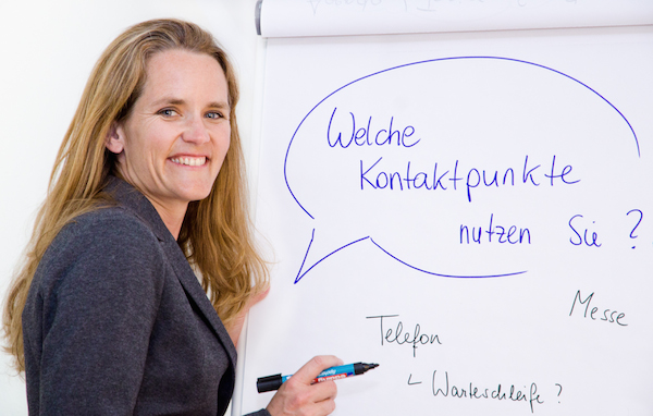 Karin Glattes erklärt am Flipchart die Frage: Welche Kontaktpunkte nutzen Sie?