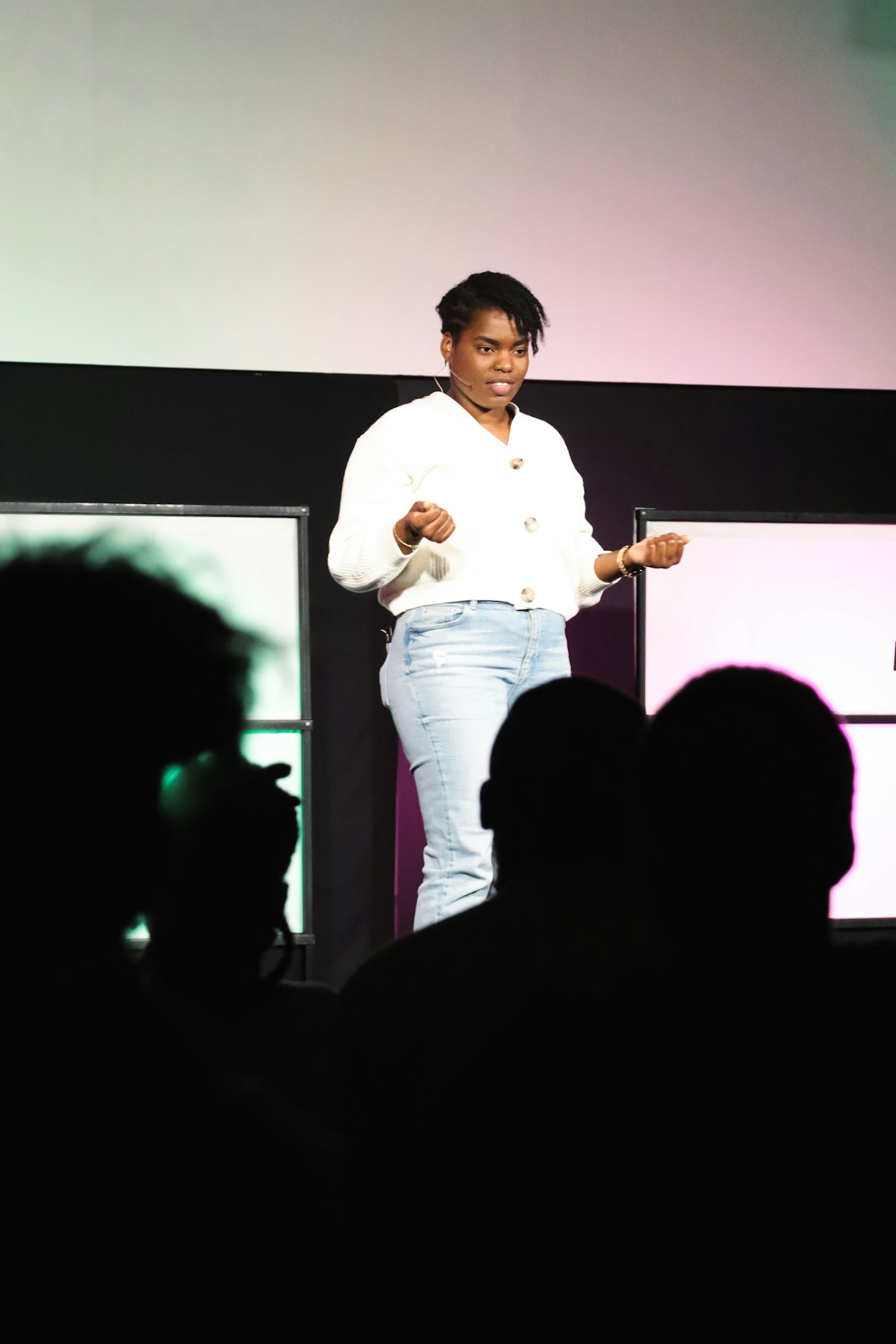 Rednerin hält lebhafte Keynote auf einer Bühne vor Publikum